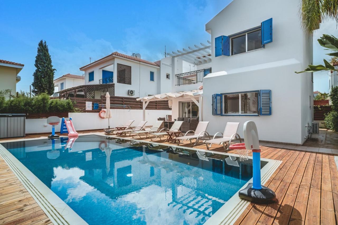 Amphitrite * Paralimni