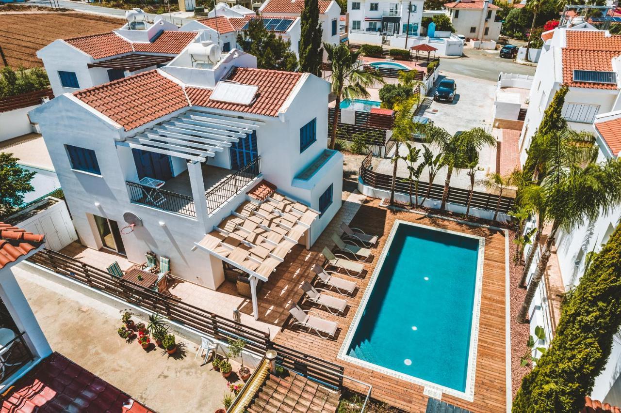 Amphitrite Paralimni