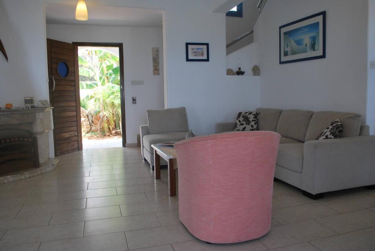 Sea Front With Private Heated Pool, Quiet Area Paphos 322 *