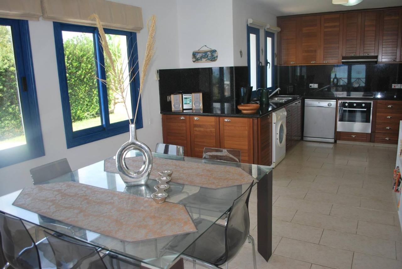 Sea Front With Private Heated Pool, Quiet Area Paphos 322 *