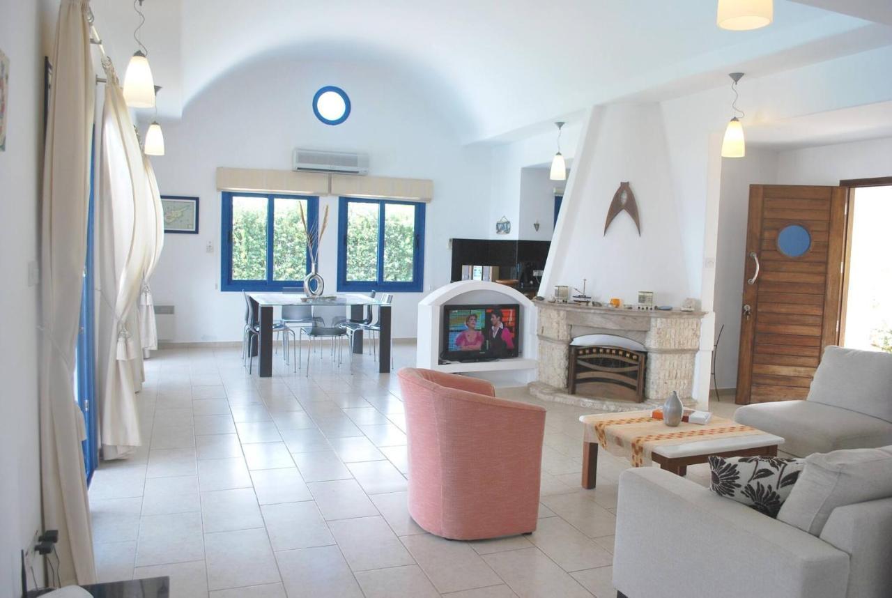 Villa Sea Front With Private Heated Pool, Quiet Area Paphos 322 *