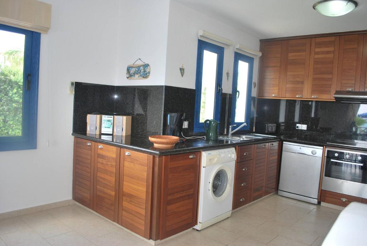 Villa Sea Front With Private Heated Pool, Quiet Area Paphos 322 Kissonerga