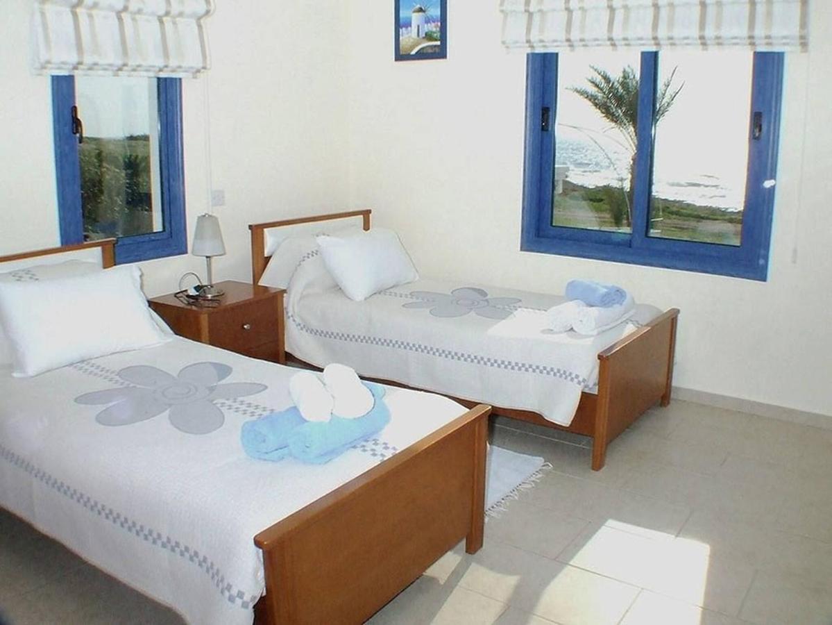 Villa Sea Front With Private Heated Pool, Quiet Area Paphos 322