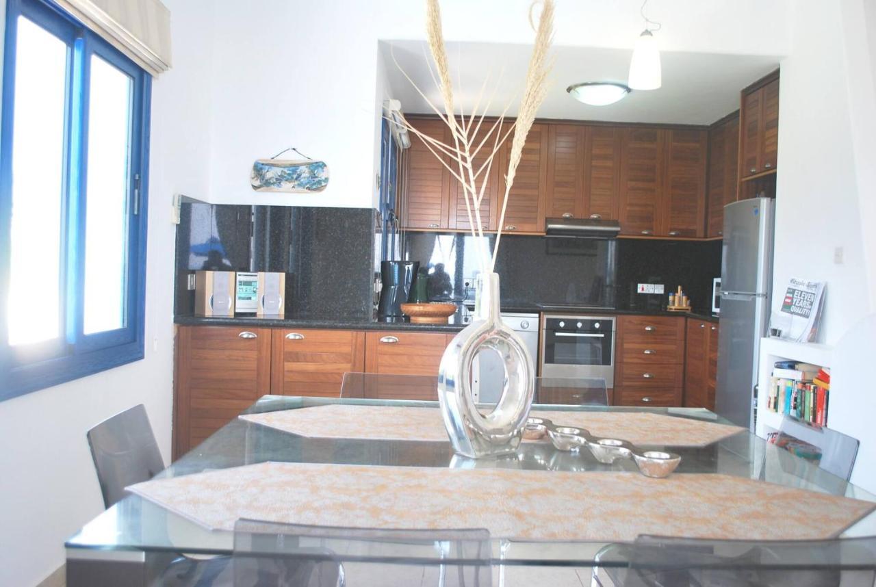 Villa Sea Front With Private Heated Pool, Quiet Area Paphos 322