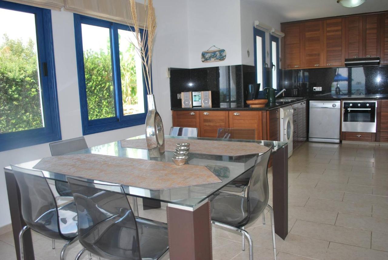Villa Sea Front With Private Heated Pool, Quiet Area Paphos 322 Kissonerga