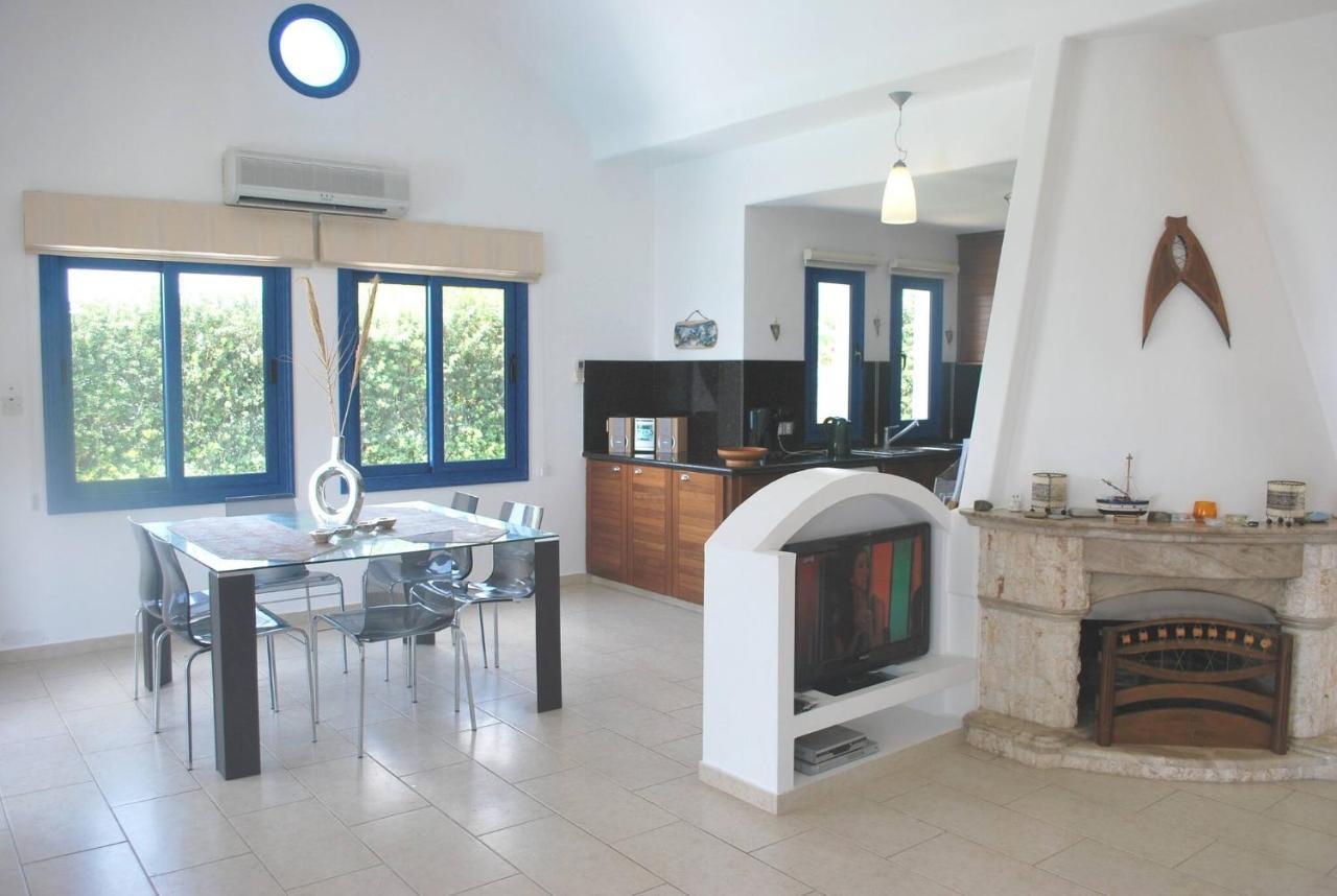 Villa Sea Front With Private Heated Pool, Quiet Area Paphos 322 Kissonerga