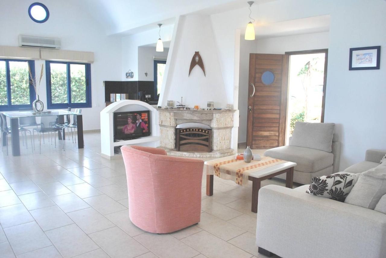 Sea Front With Private Heated Pool, Quiet Area Paphos 322 Villa *