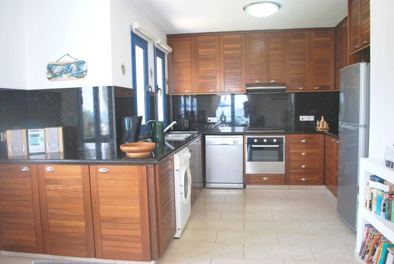 Sea Front With Private Heated Pool, Quiet Area Paphos 322 Villa Kissonerga
