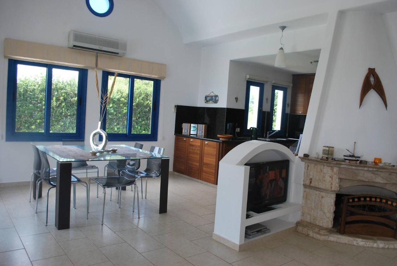 Sea Front Villa, Heated Private Pool, Amazing Location Paphos 323 Villa