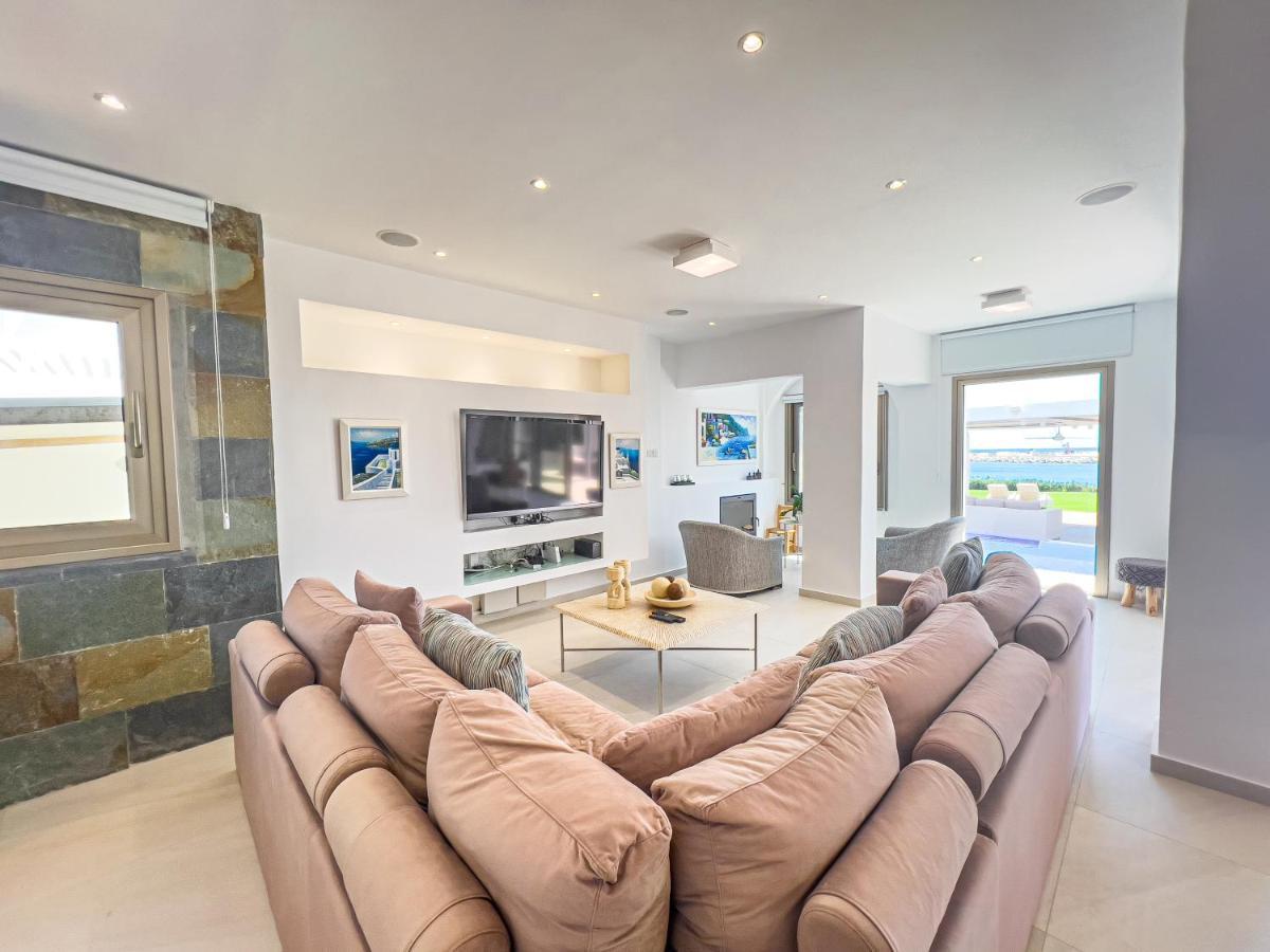 Erato Seafront Luxury Pousada *