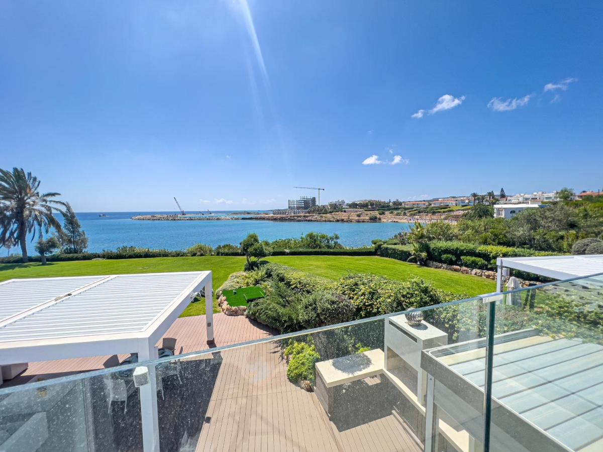 Erato Seafront Luxury Pousada