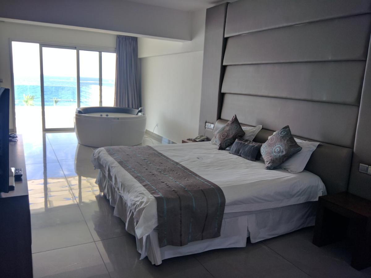 Resort King Evelthon &