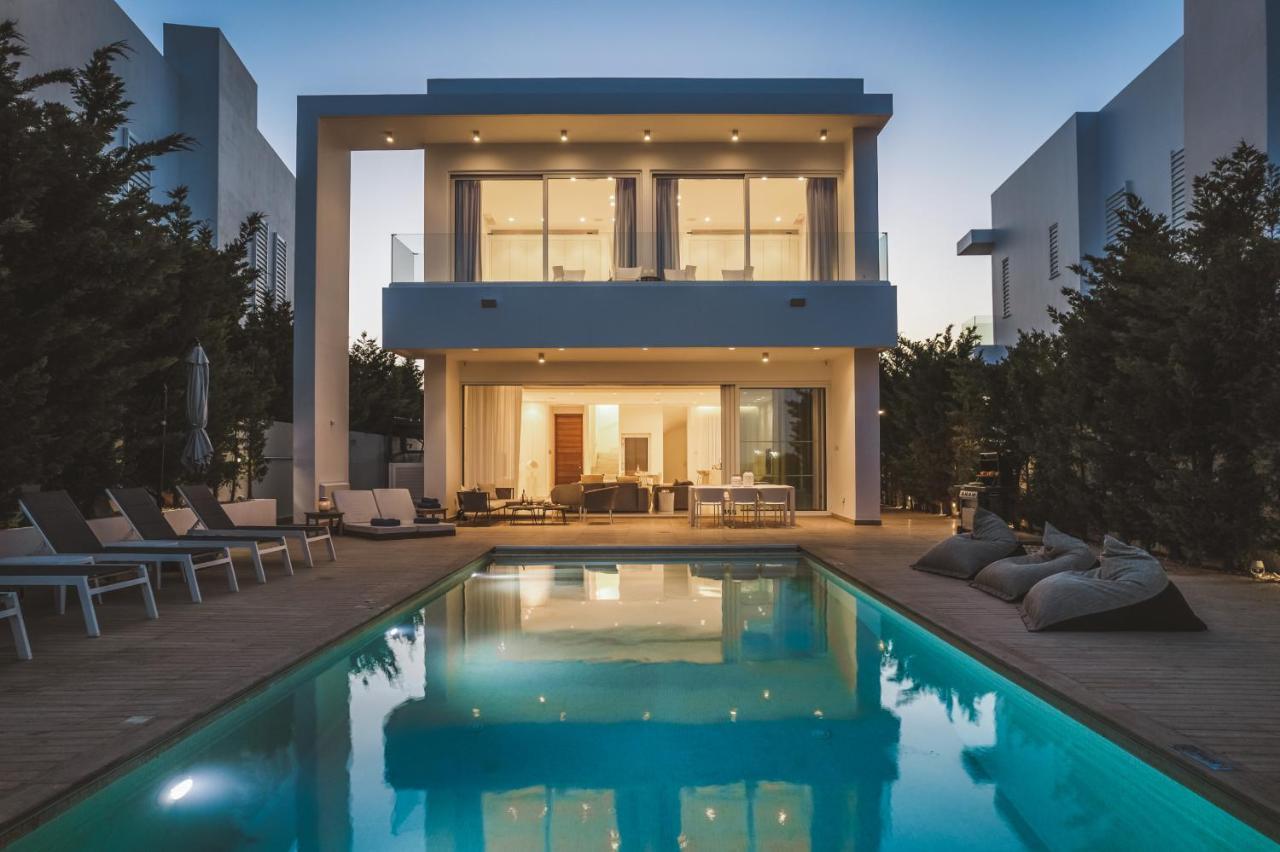 Beachfront Blue Waves Villa *
