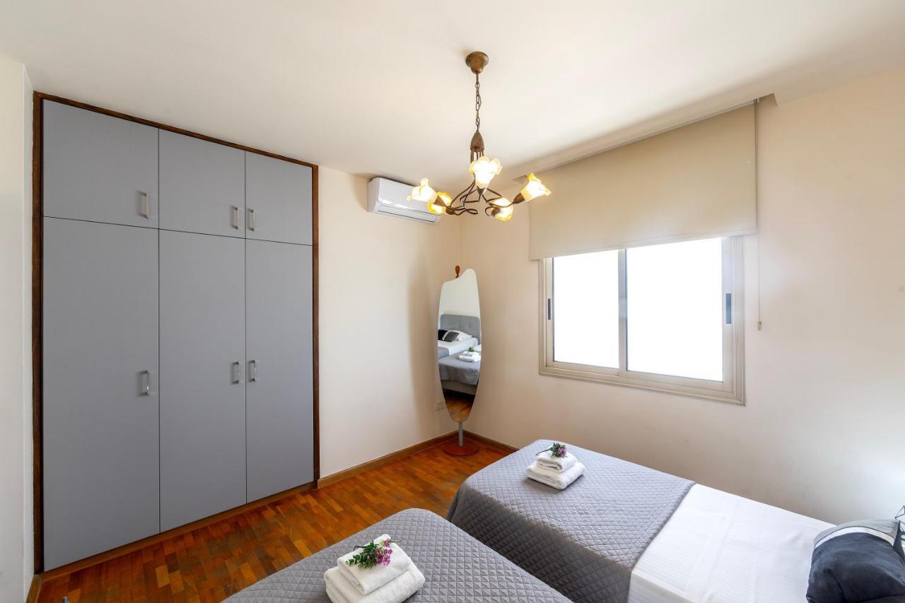 Mackenzie Beachfront Eftyhia Apartment *