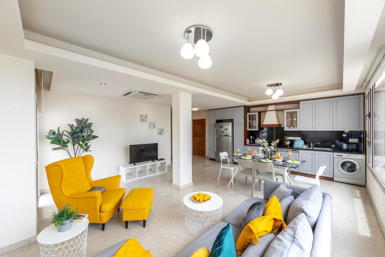 Mackenzie Beachfront Eftyhia Apartment *