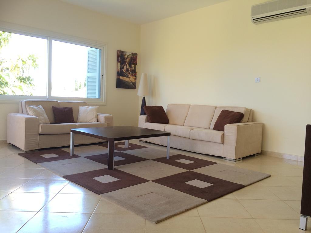 Riverside Villa Polis