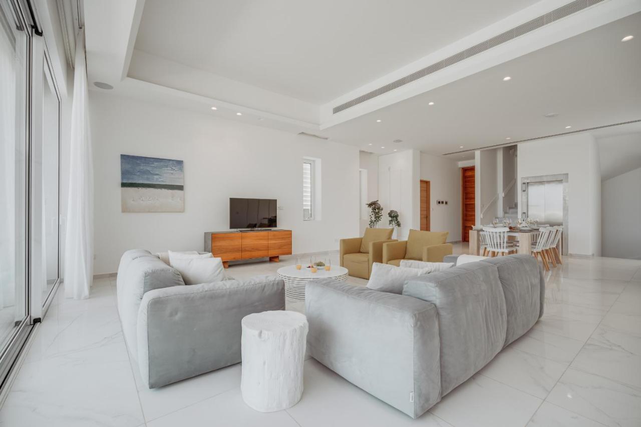 Beachfront Blue Waves Villa