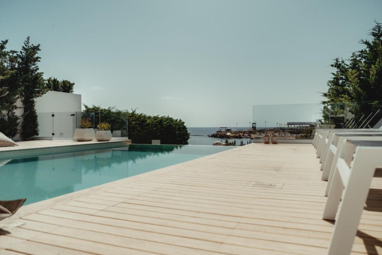 Beachfront Blue Waves Villa