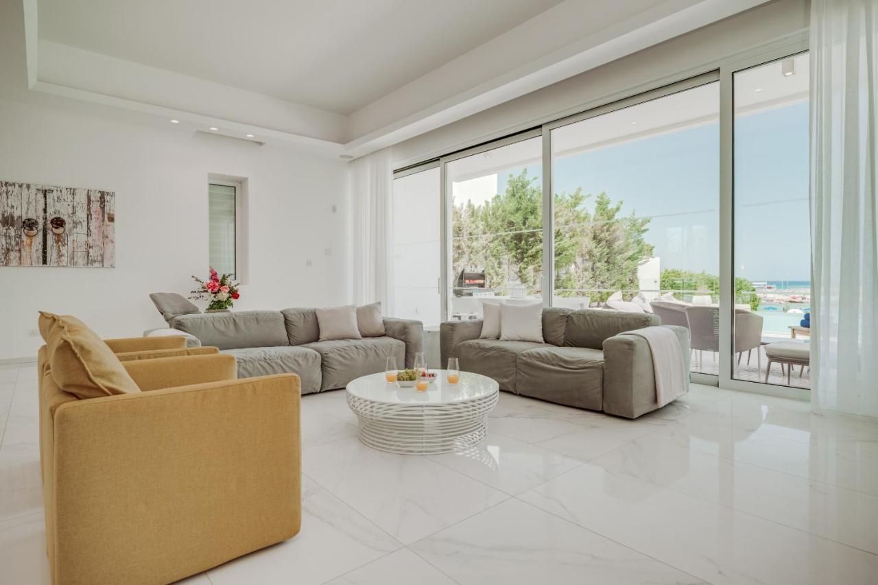 Beachfront Blue Waves Villa *
