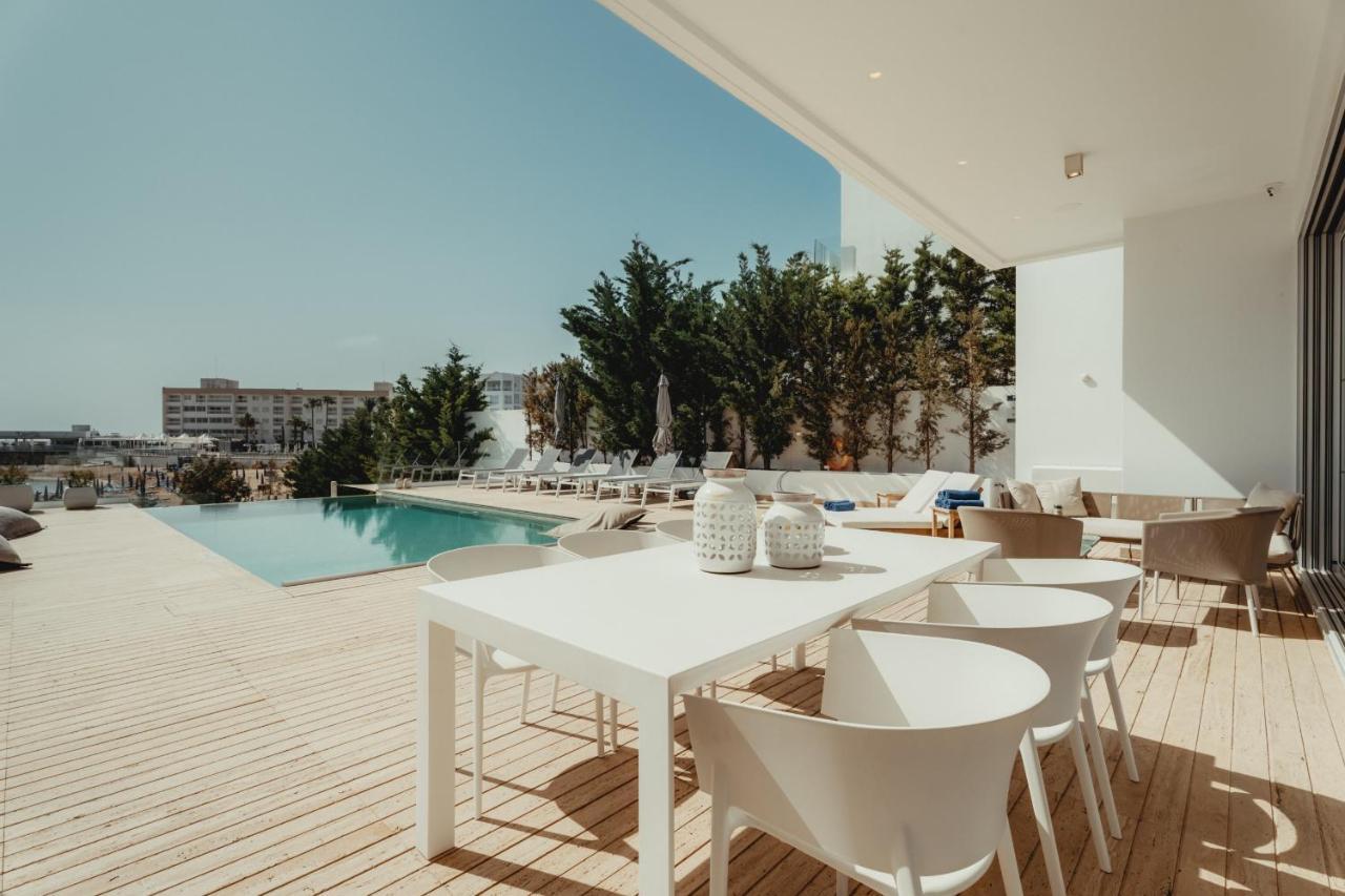 Beachfront Blue Waves Villa *