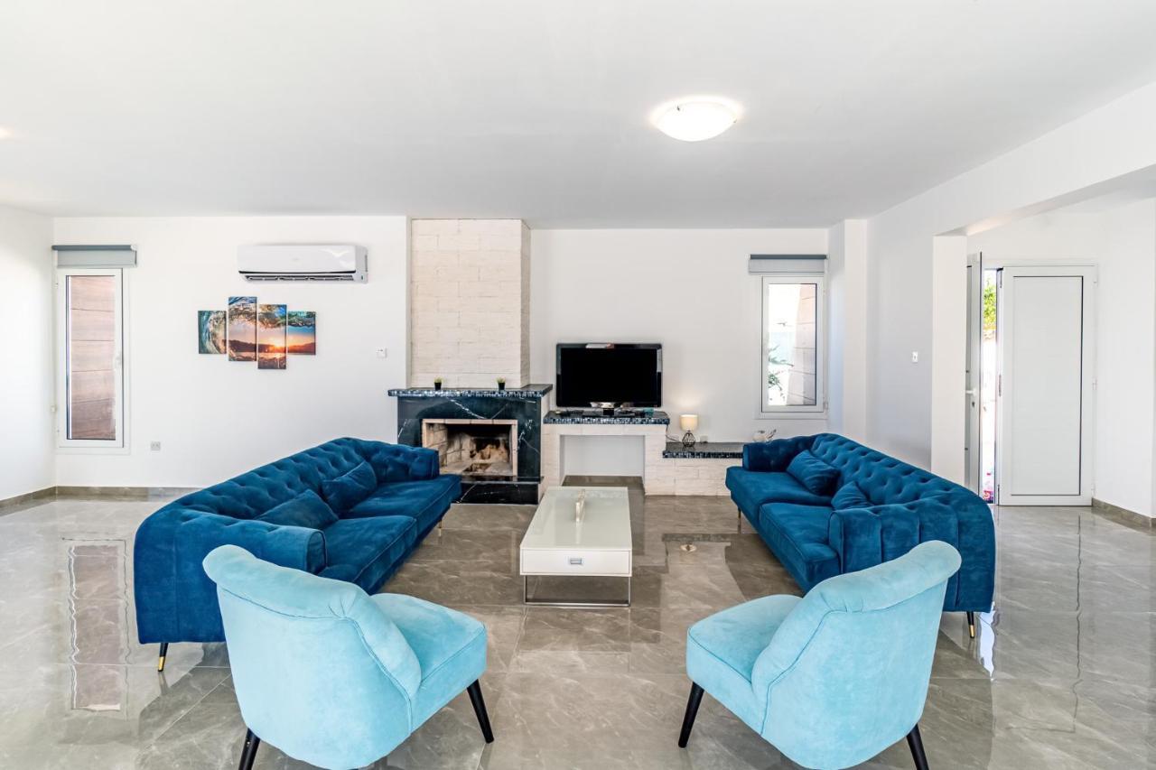 Front Aqua Marina By Ezoria Villa