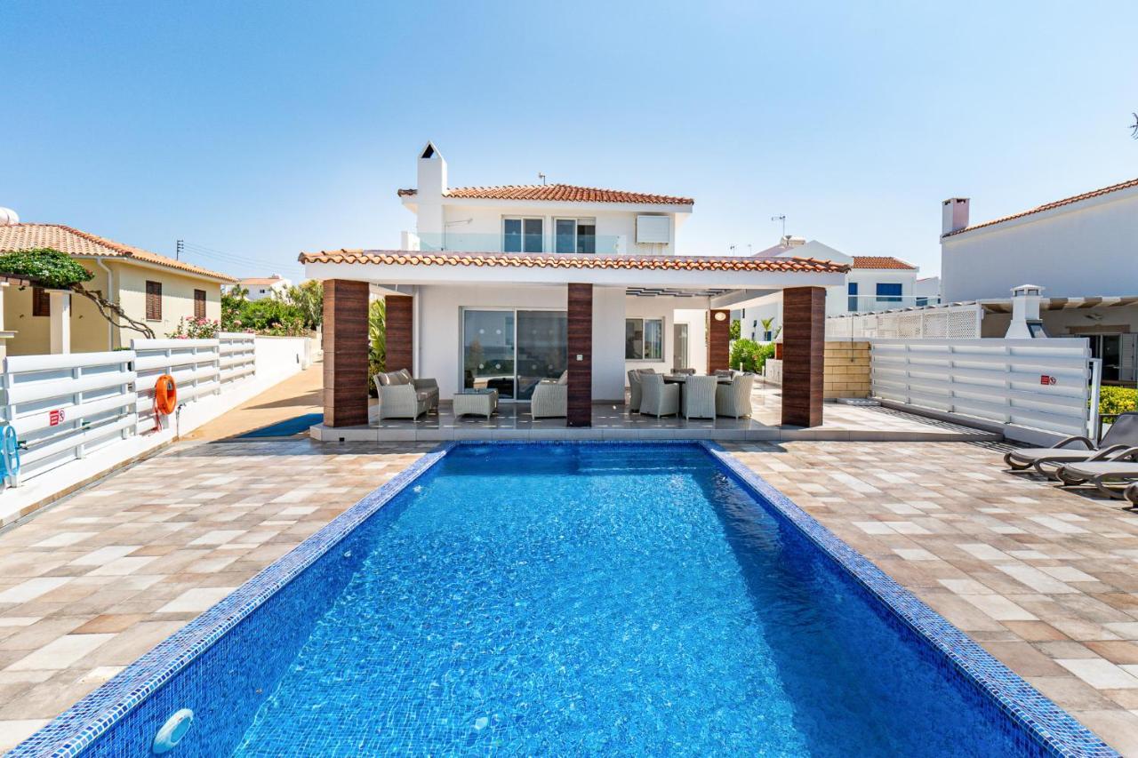 Villa Front Aqua Marina By Ezoria