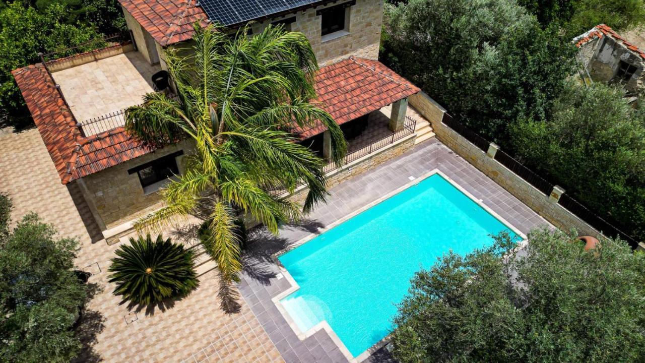 Valencia Grove Miliou