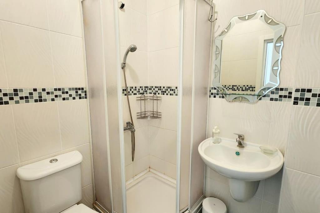 2 Bedroom Ground Floor Apartment *