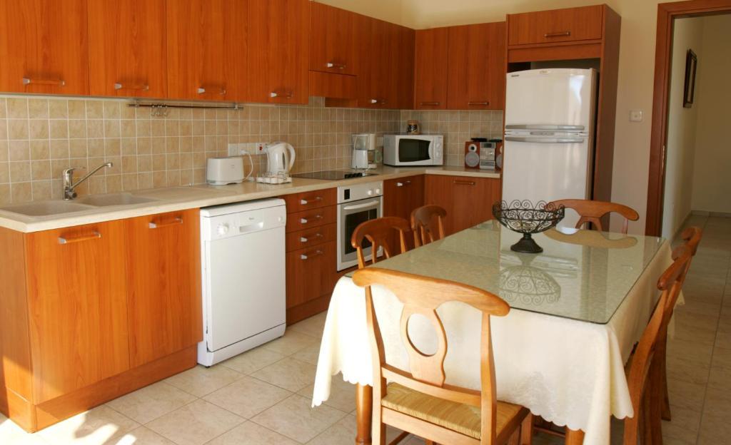 Eve Xιnisteri Pissouri