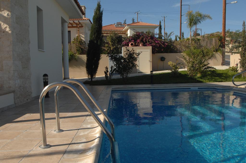 Eve Xιnisteri * Pissouri