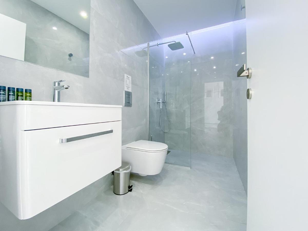 Phaedrus Living: Marina Sea View Flat 214 Gold