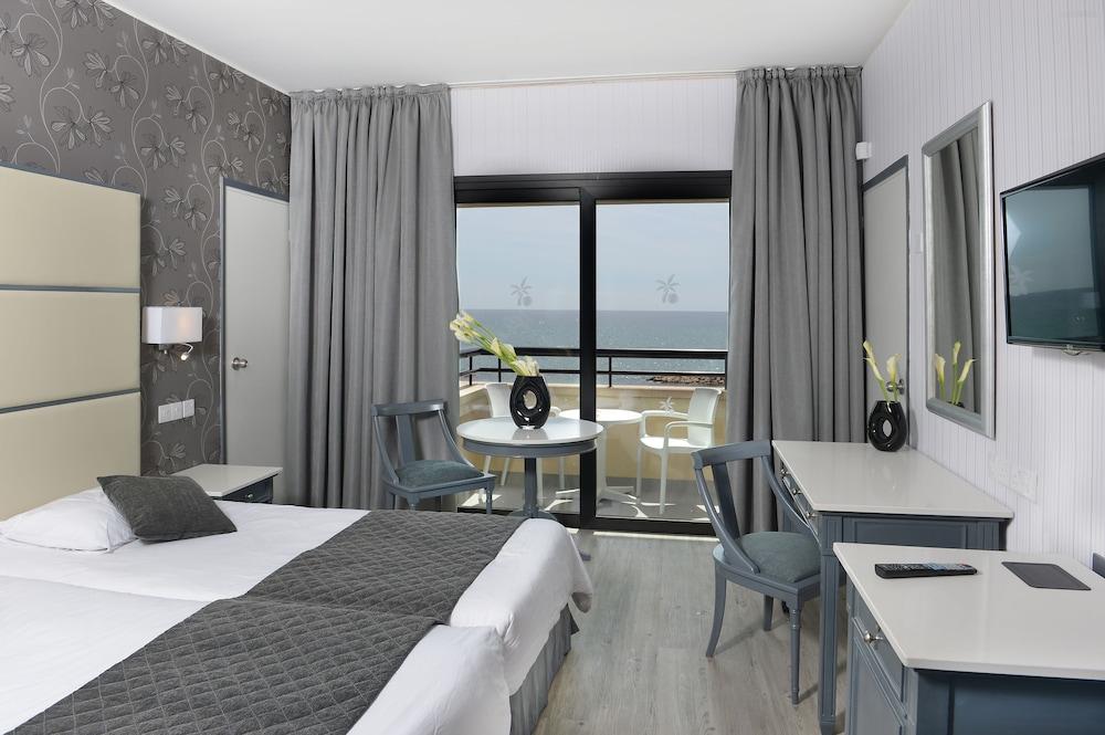 Resort Palm &