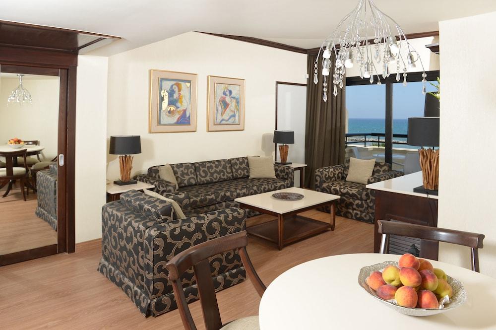Palm & Larnaca