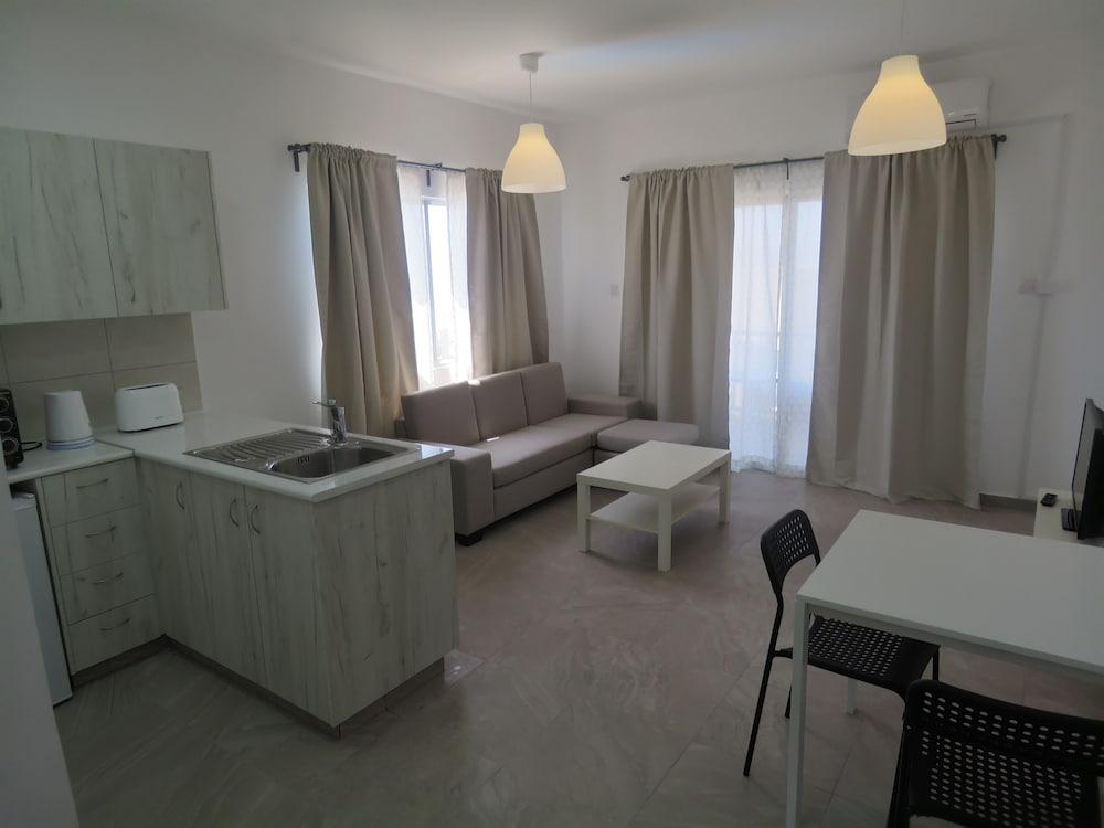 Aparthotel Polyxeni 3*