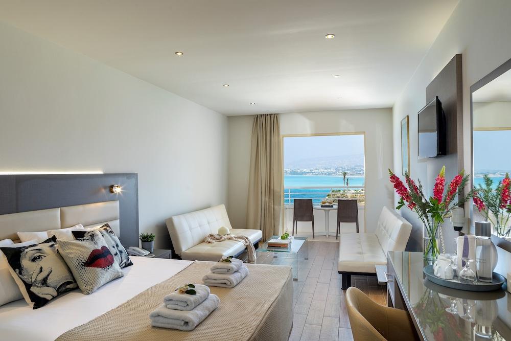 Queens Bay Hotel 4*