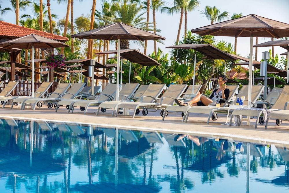 Cavo Maris Hotel