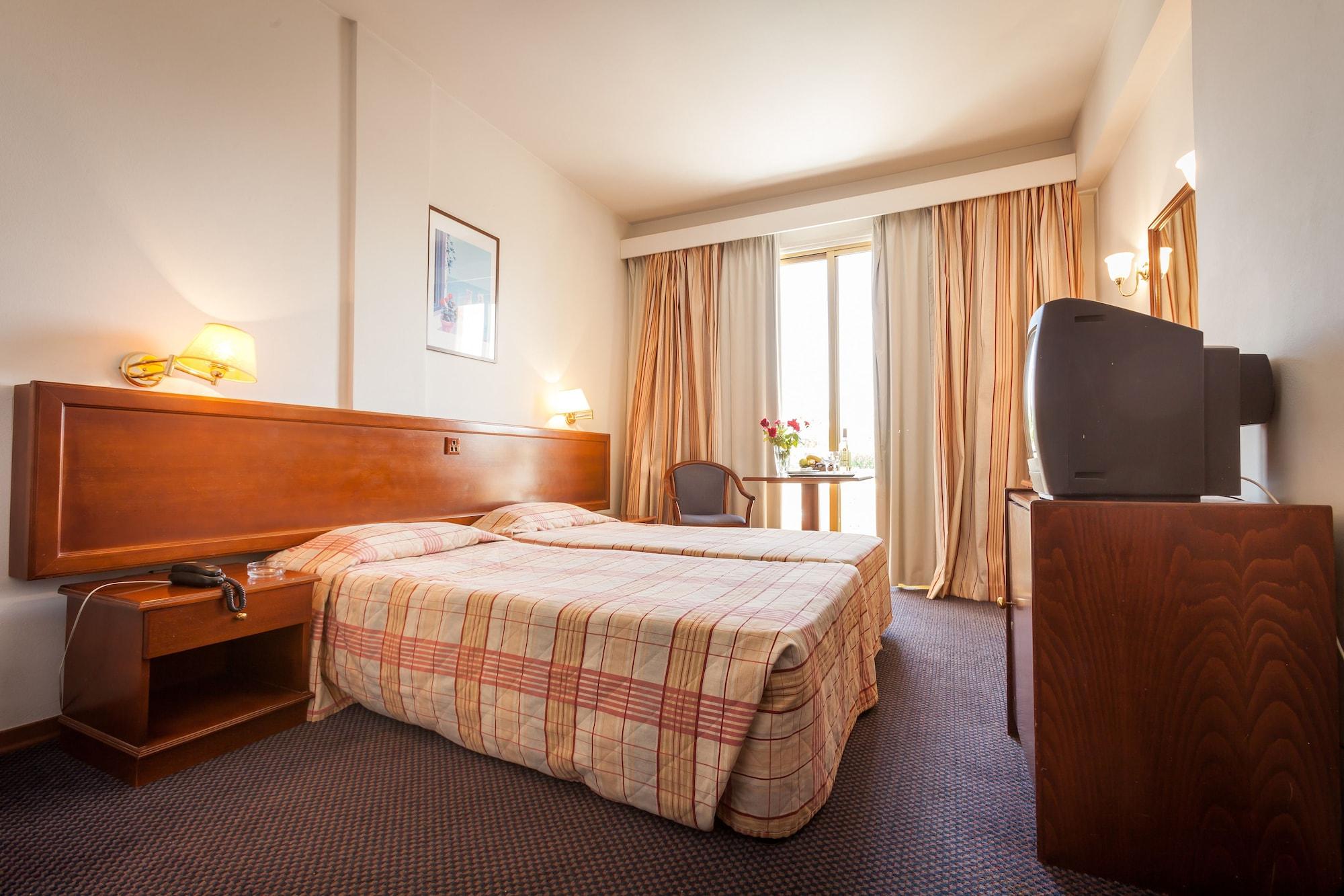 Crown Henipa Hotel