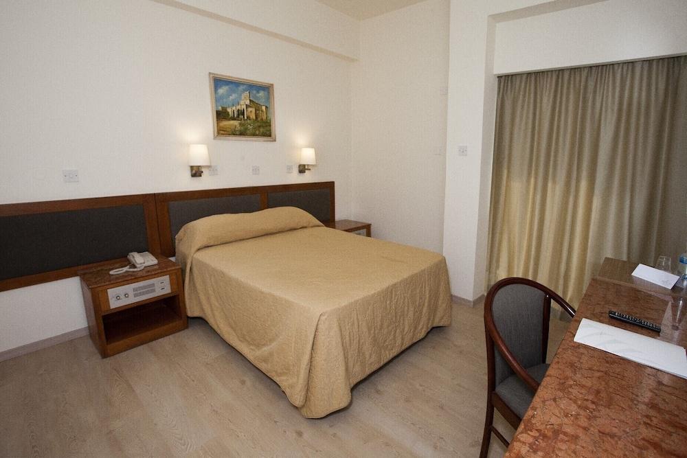 Hotel Pefkos 3*