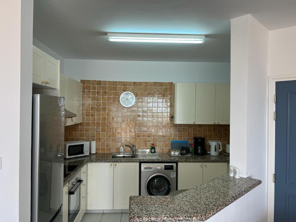 Kings Palace - Spacious 2-bed With Sea Views And Large Patio Apartamento
