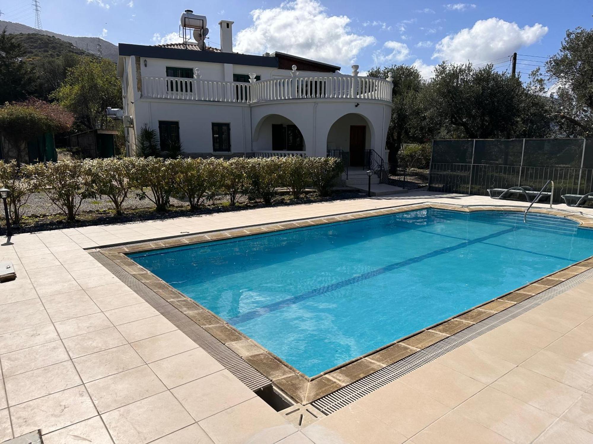 Kyrenia/alsancak 4-room With Private Pool