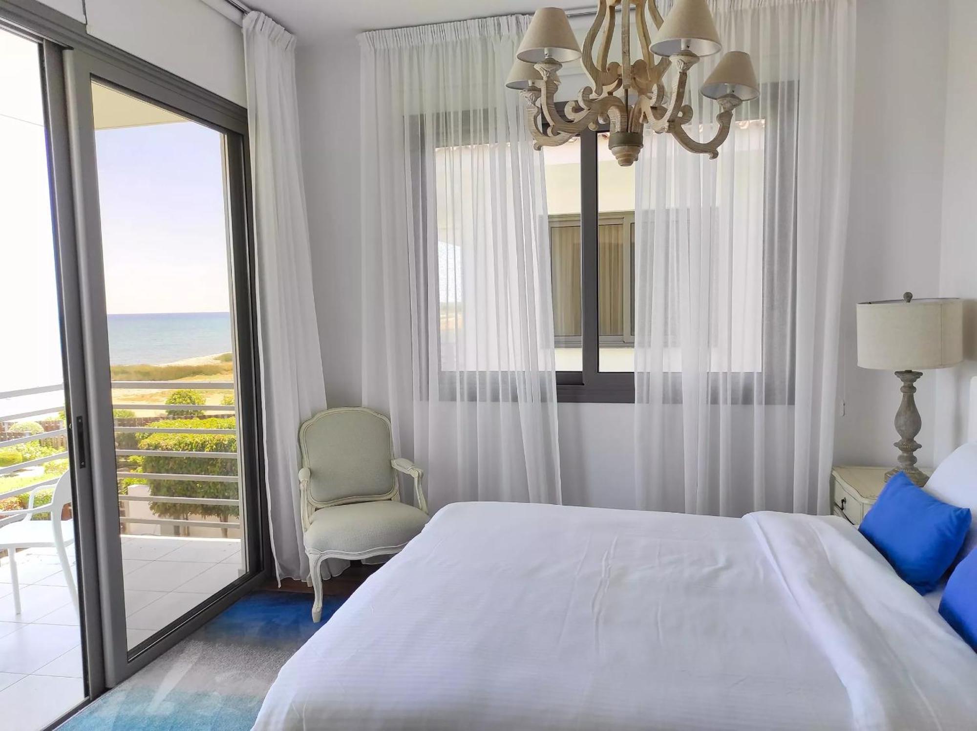 Vakantiehuis Luxury Beachfront With Private Pool, Yoga & Sea Adventures