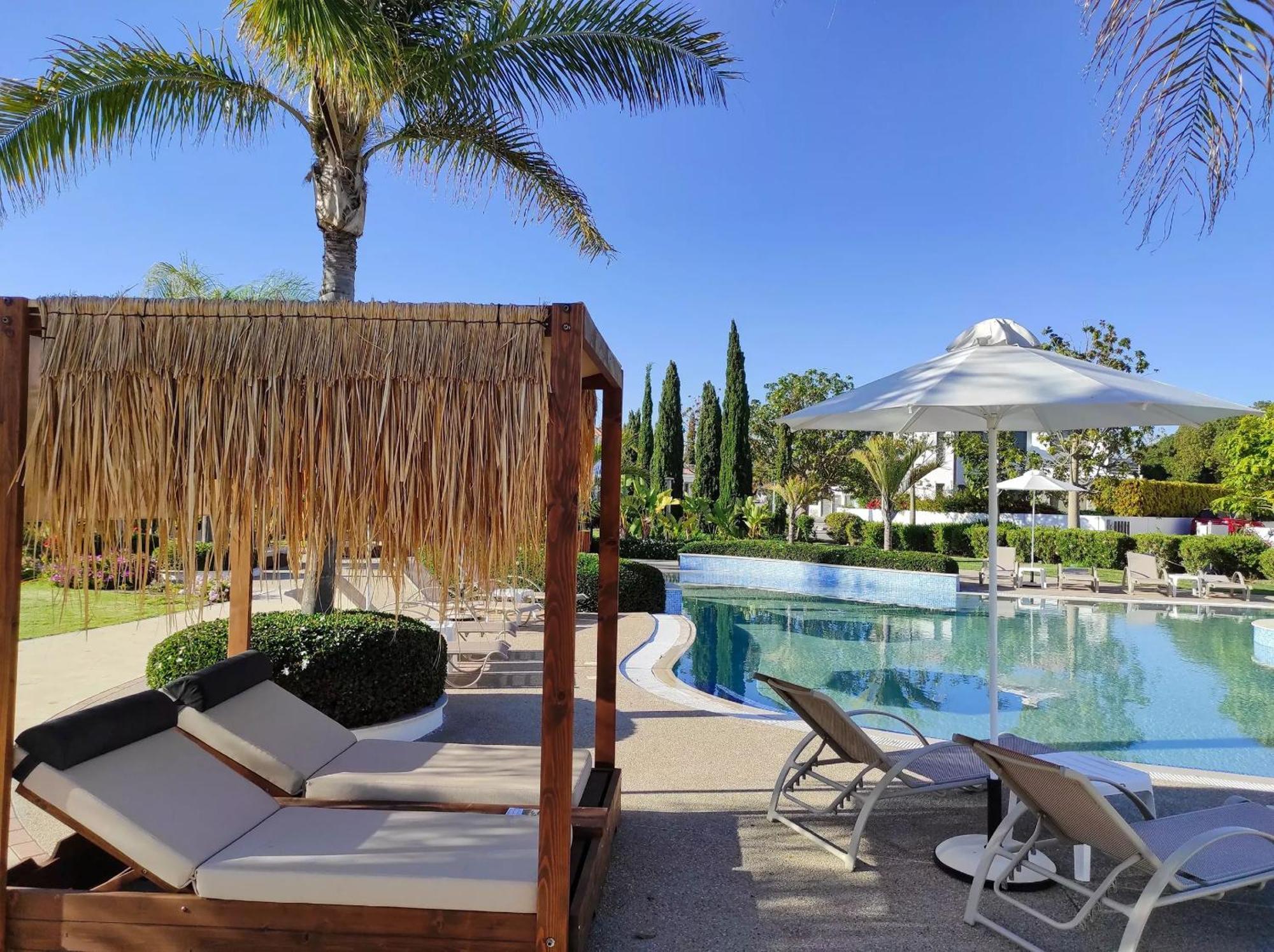 Vakantiehuis Luxury Beachfront With Private Pool, Yoga & Sea Adventures *