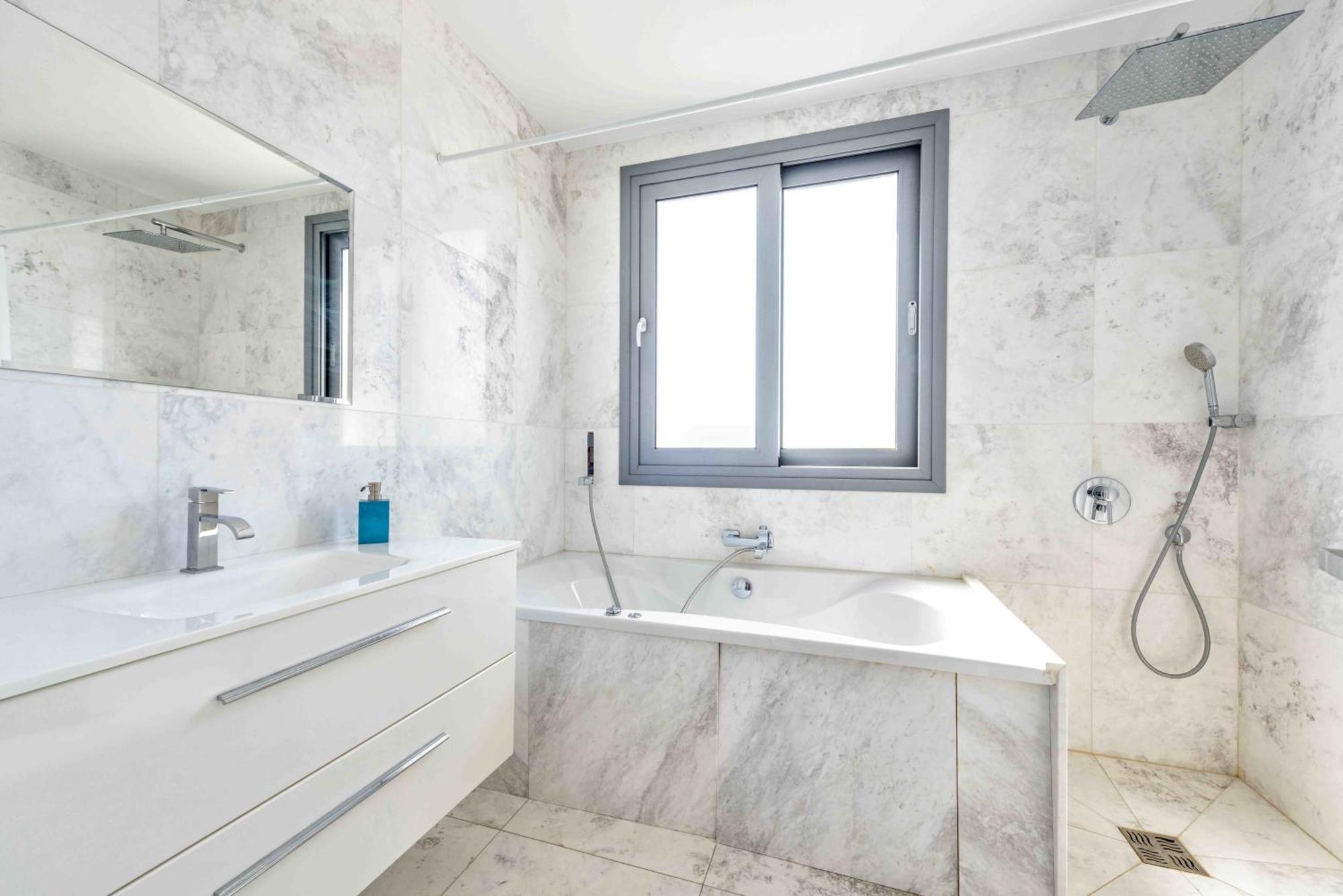 Luxury By The Sea With Heated Pool