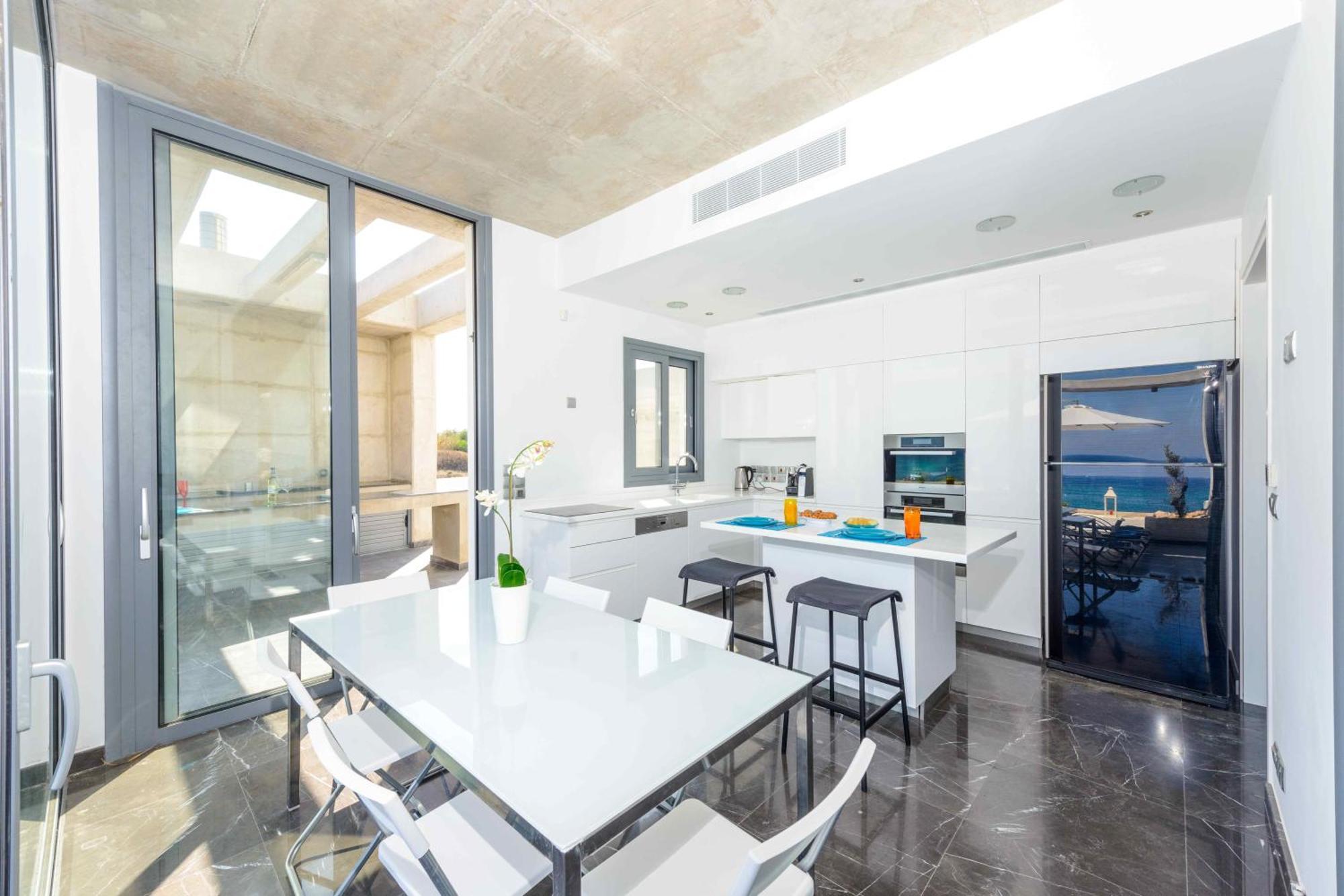 Luxury By The Sea With Heated Pool Protaras