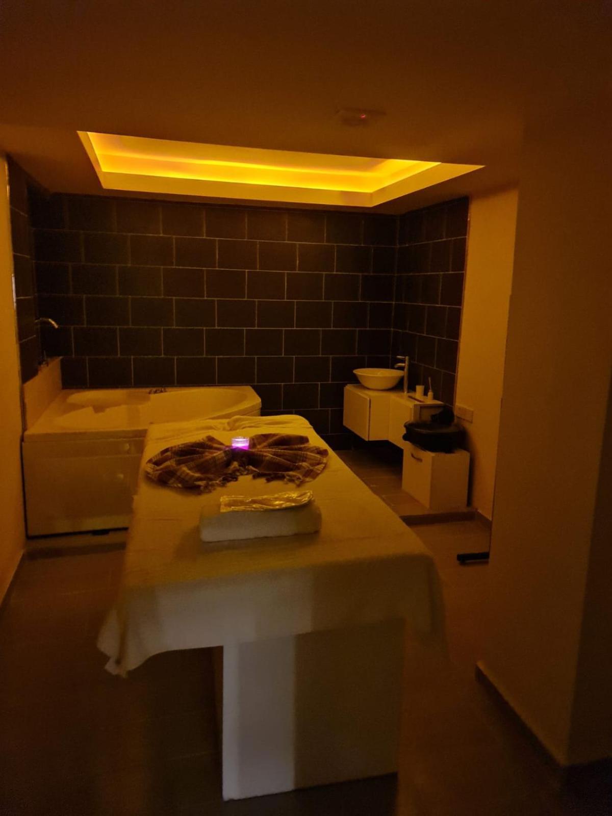 Olivia Palm Hotel