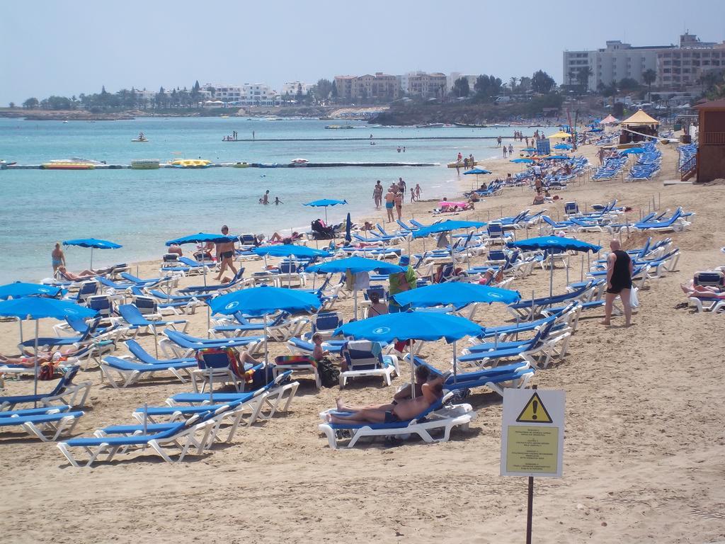 Lee * Protaras