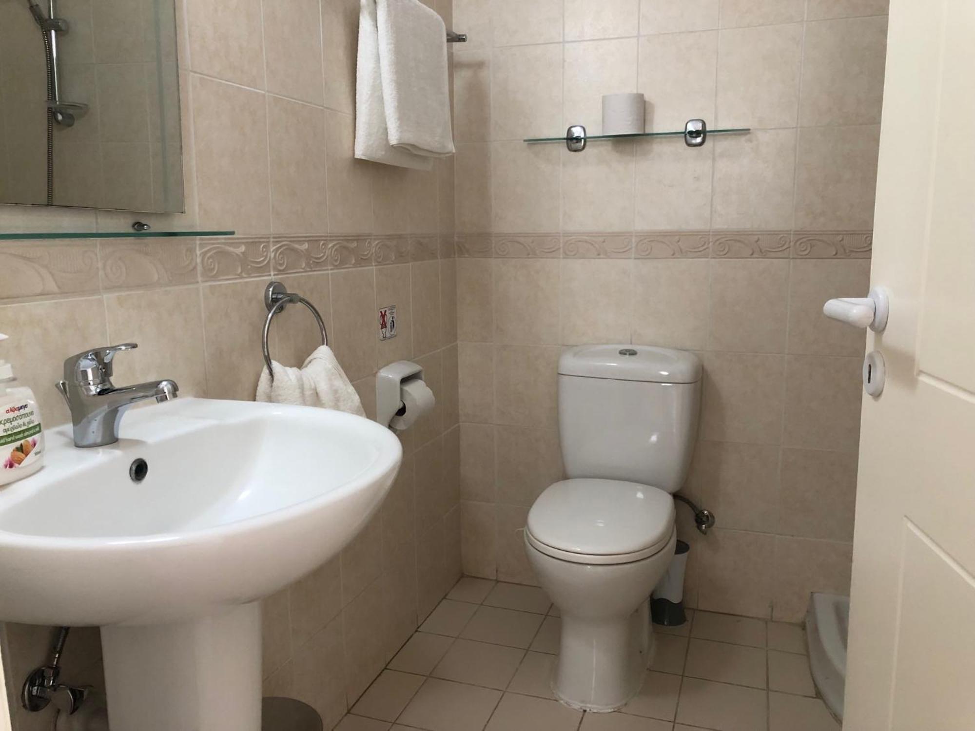 Kings Palace - Modern, Sunny 2 Bed Ground Floor With Sea Views Paphos