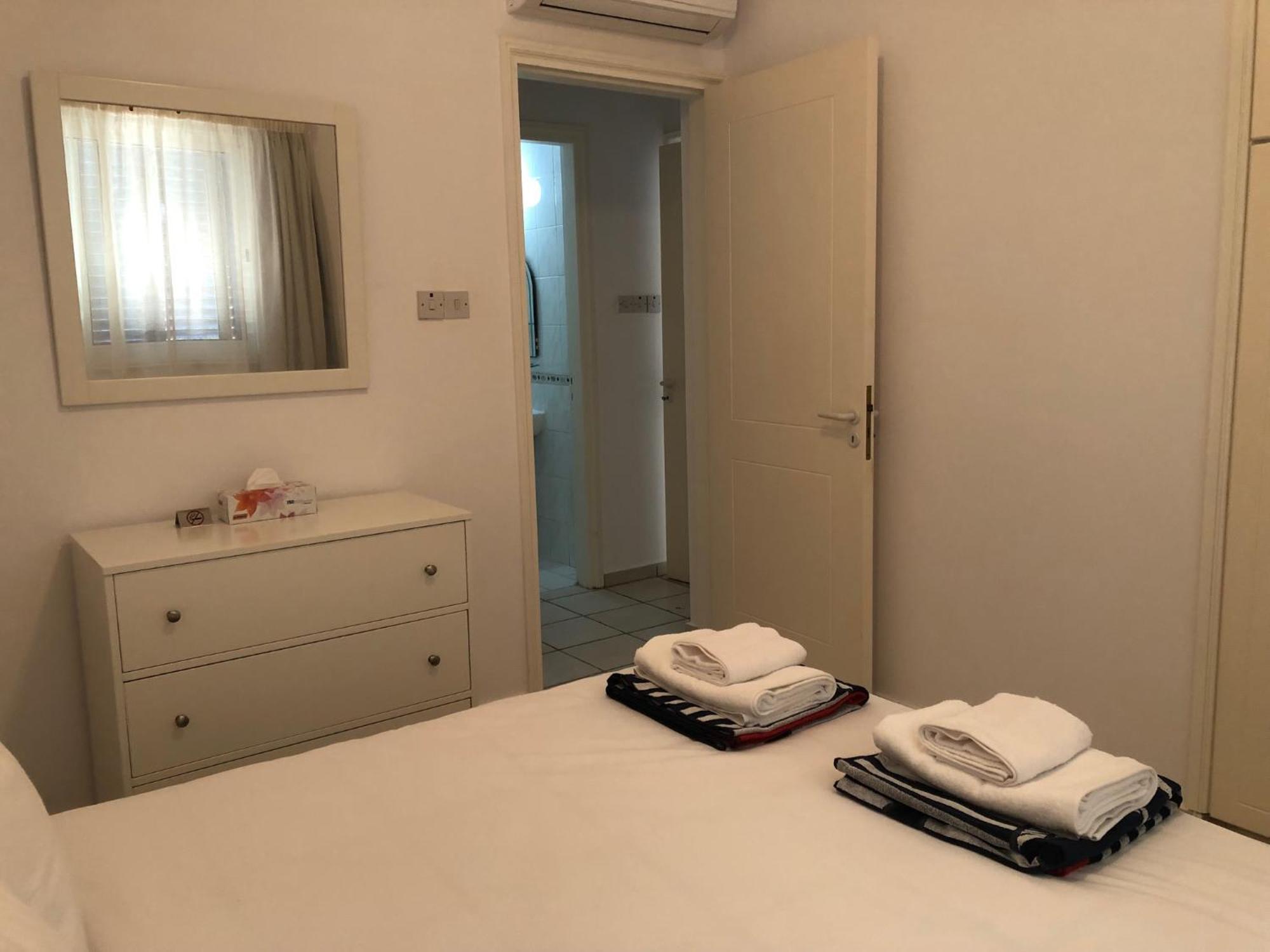 Kings Palace - Modern, Sunny 2 Bed Ground Floor With Sea Views Paphos