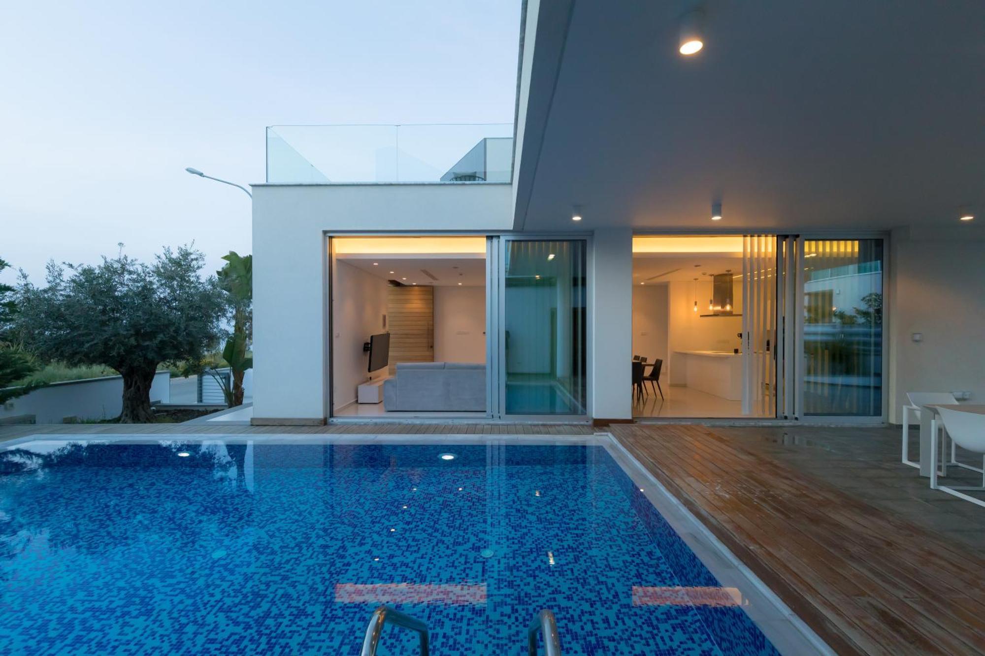 Seaview Luxury Jacuzzi & Pool! 2 Min Protaras
