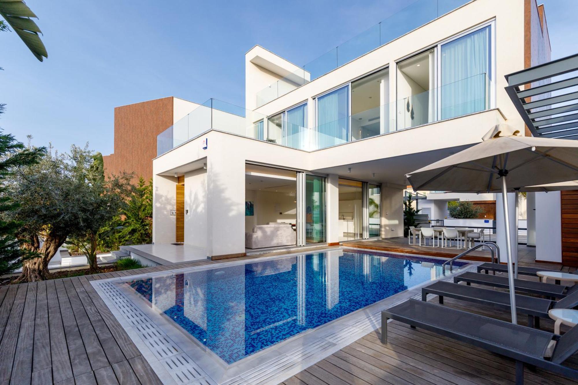 Seaview Luxury Jacuzzi & Pool! 2 Min Protaras